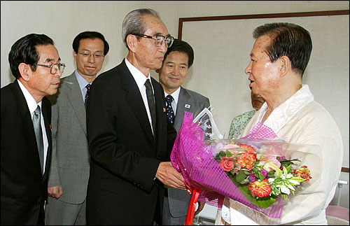 지난해 8월 16일 오후 8.15 민족대축전 북측 김기남 단장을 비롯한 대표단 일행이 폐렴 증세로 서울 신촌세브란스병원에 입원 중인 김대중 전 대통령을 문병해 방북을 재차 권했다. 